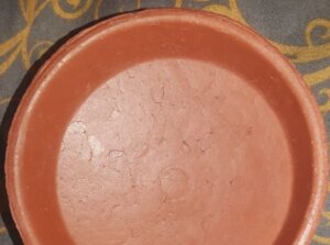Cracks filled with Iron Oxide.