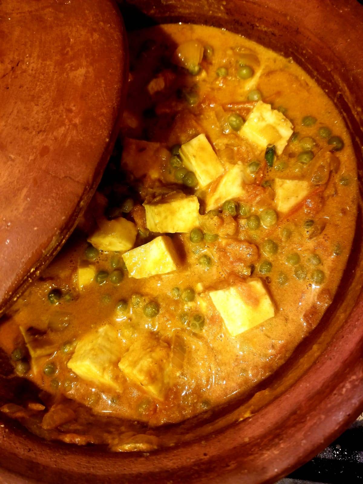 Cottage cheese with peas curry